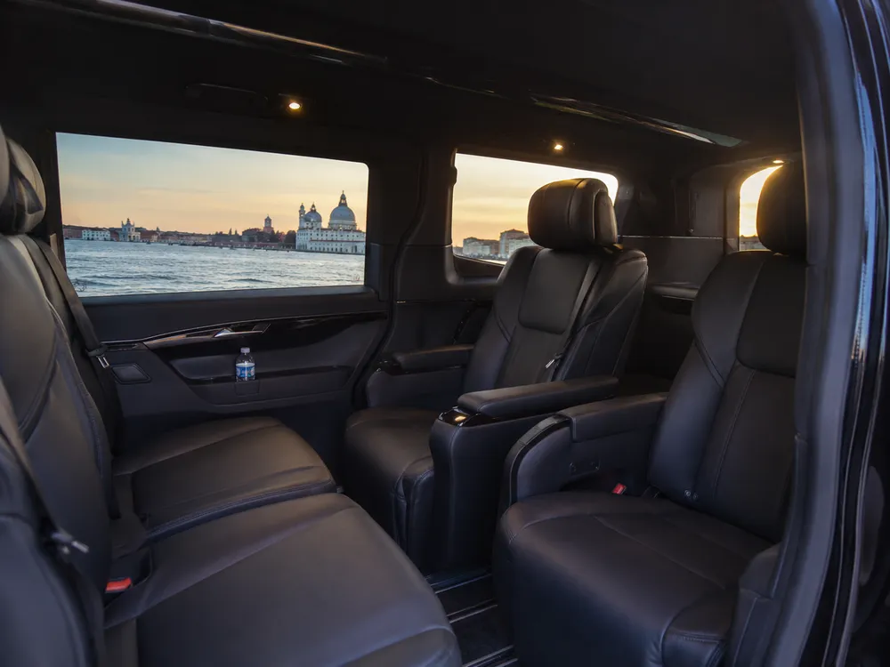 Interni in pelle del van Mercedes con vista sulla laguna di Venezia dal finestrino